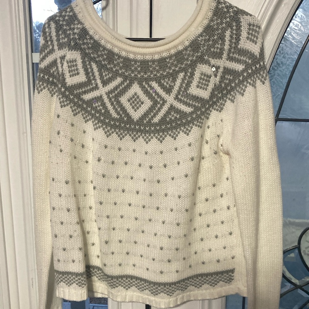 Women's Gray and White Sweater